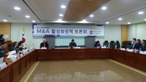 '중소기업 M&A 활성화 정책 토론회'를 국회에서 개최하고 있다.