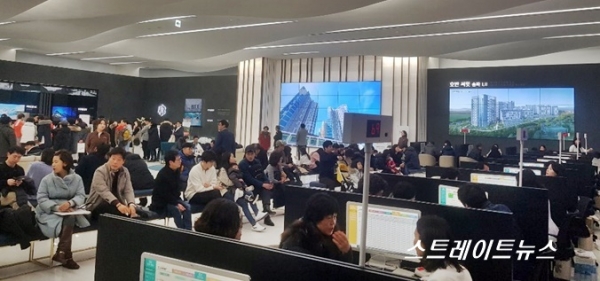 서울 서초구 양재동 양재대로 2길 18번지 '호반써밋 송파' 홍보관 내 북적대는 상담창구. @스트레이트뉴스