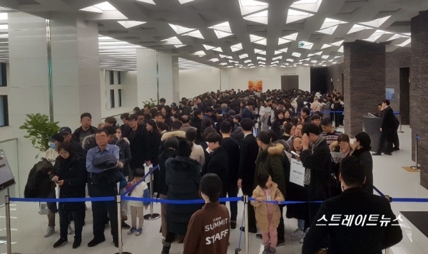 ▲ 호반건설의 신사옥인 양재대로 2길 18에 자리한 '호반써밋 송파 1·2차'의 홍보관 2층에 장사진을 친 방문객. @스트레이트뉴스<br>