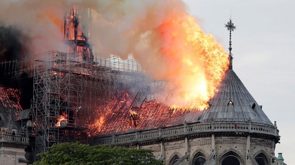 프랑스 파리 노트르담 대성당에서 불길이 치솟고 있다.(2019.04.15)(자료:michigandaily)