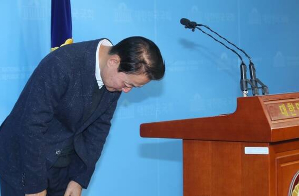 자유한국당 한선교 의원이 2일 국회 정론관에서 21대 총선 불출마를 선언을 마친 후 인사하고 있다. (사진=연합뉴스)