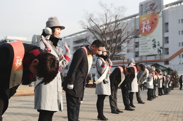 한국마사회 임직원들이 서울 경마공원 신년을 맞아 입장 고객에게 인사를 하고 있다.