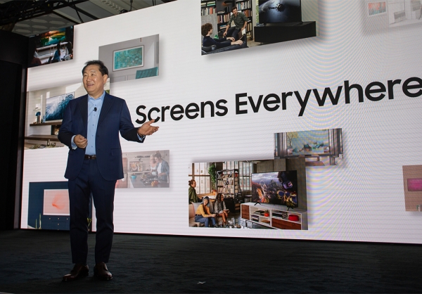 삼성전자 영상디스플레이 사업부장 한종희 사장이 삼성의 ‘스크린 에브리웨어(Screens Everywhere)’ 비전을 발표하고 있다.   /사진제공=삼성전자