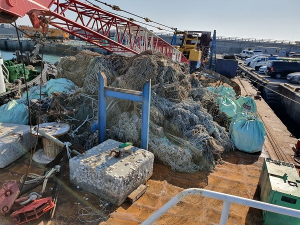 해양환경공단이 지난해 실시한 충남 보령항 해양폐기물 수거 작업 현장