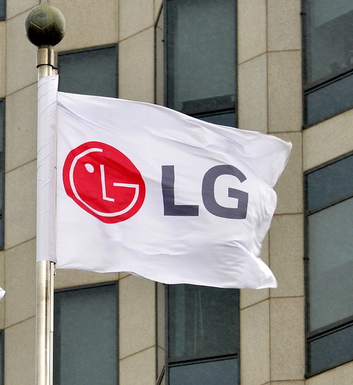 서울 영등포구 여의도 LG그룹 본사에 펄럭이는 깃발 모습.