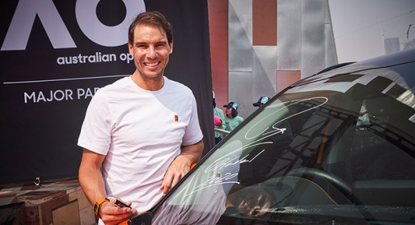 기아차 글로벌 홍보대사 라파엘 나달(Rafael Nadal) 선수가 셀토스에 기념 사인을 하고 있는 모습  / 사진제공=기아자동차
