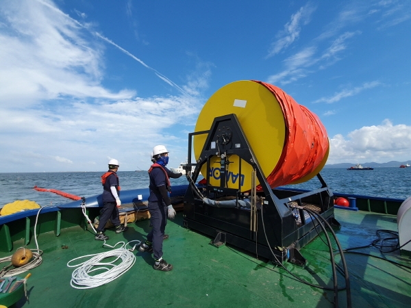 해양환경공단 직원들이 선박에 탐재된 방제장비를 점검하고 있다.