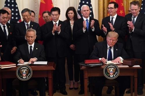 도널드 트럼프 미국 대통령과 류허 중국 부총리는 15일(현지시간) 백악관에서 1단계 무역합의에 공식 서명했다.