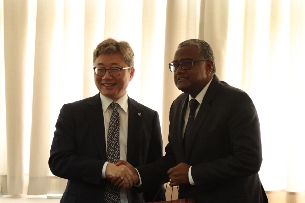 채희봉 한국가스공사 사장(왼쪽)이 오마르 미따(Omar Mitha) 모잠비크 국영 석유가스공사(ENH) 사장과 악수를 나누고 있다.