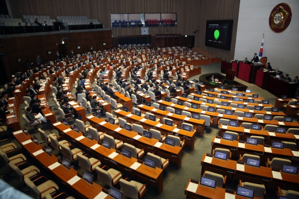 지난 9일 국회는 본회의을 열어 한국당이 불참한 가운데 '소상공인기본법'을 포함한 민생법안 198건을 통과시켰다. (사진=연합뉴스)