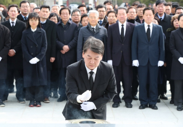 안철수 전 의원이 20일 오후 광주광역시 국립 5·18 민주묘지를 찾아 참배하고 있다. (사진=연합뉴스)