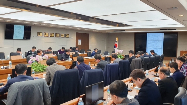 한국남부발전이 안관식 기술안전본부장 주재로 발전운영 부서장 회의를 진행하고 있다.