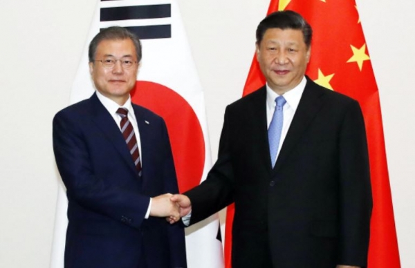 지난해 6월 주요20개국(G20) 정상회의 참석차 일본을 방문한 문재인 대통령이  오후 오사카 웨스틴호텔에서 시진핑 중국 국가주석과 회담하기에 앞서 악수하고 있다.(사진=연합뉴스)