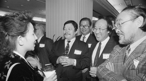 1990년 서울에 온 북한 공연단원들과 대화하는 이주일(오른쪽부터), 백남봉, 남보원.