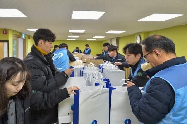 한국가스기술공사 직원들이 어려운 이웃에 전달할 선물을 꾸리고 있다.