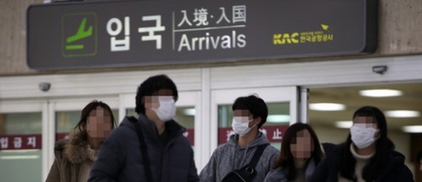 질병관리본부가 국내 세 번째 신종 코로나바이러스감염증 확진 환자를 확인했다고 밝힌 26일 김포공항에서 마스크를 쓴 이용객들이 이동하고 있다.