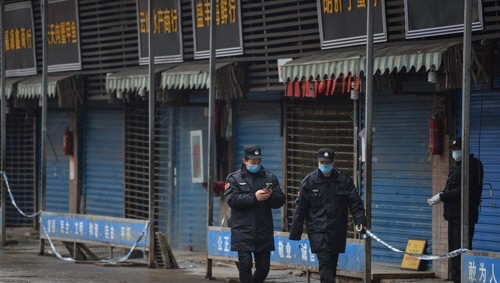 '우한 폐렴'의 진원지인 중국 후베이성 우한시에서 24일 안전요원들이 수산물 도매시장 주위를 순찰하고 있다.