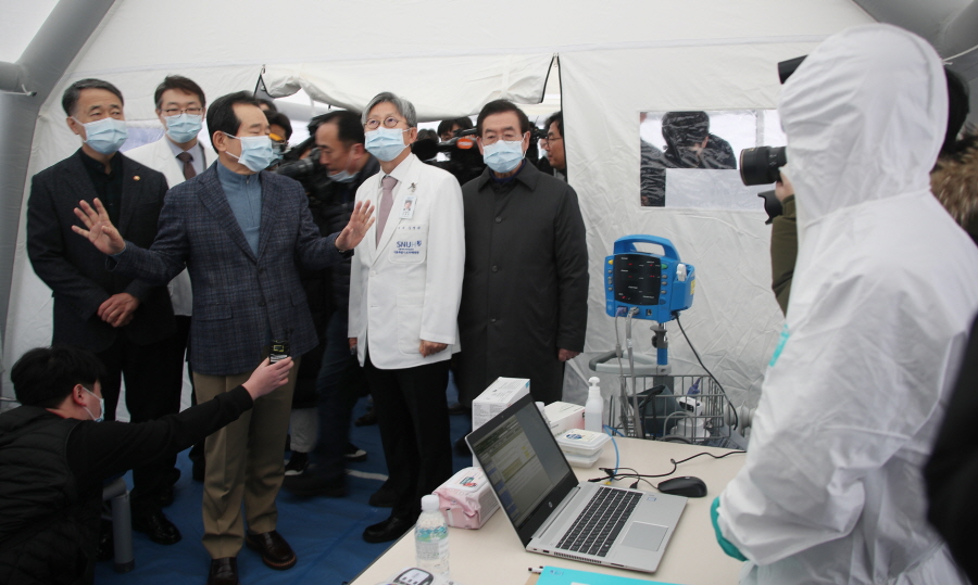 정세균 국무총리가 신종코로나바이러스 감염증에 대응하기 위해 27일 서울 보라매병원을 방문해 환자대기소를 둘러보고 있다.