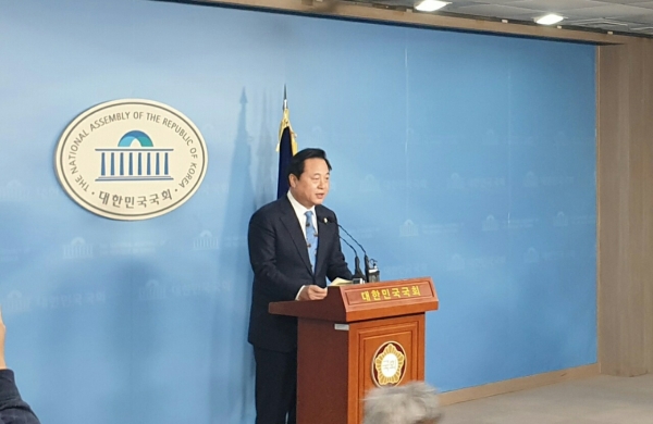 김두관 국회의원이 30일, 21대 총선 경남 양산을 지역구 출마선언 국회정론관 기자회견을 하고 있다.