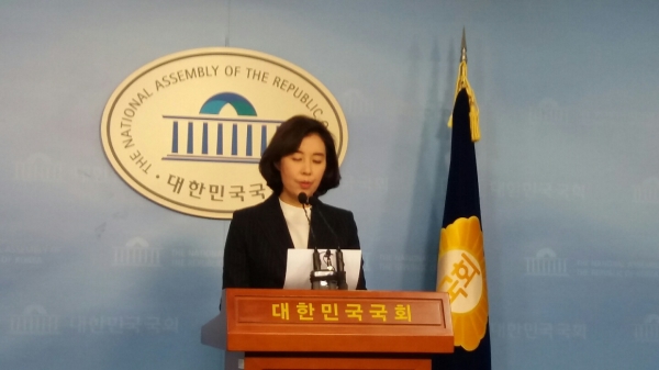 더불어민주당 박경미 의원이 4일 오전, 국회 정론관에서 21대 국회의원 선거에 서울 서초을 출마선언 기자회견을 하고 있다.