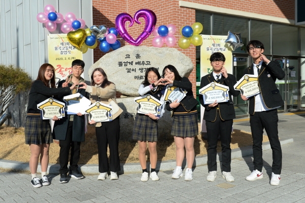 한국전력기술이 6일 지역인재 양성을 위해 김천 율곡고 졸업생에 사장 표창과 장학금을 수여했다.