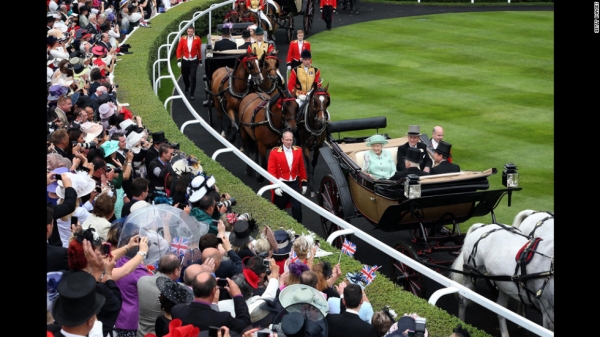 영국 최대 경마대회인 로열 에스코트(Royal Escot) 개막식에 참석하기 위해 마차를 타고 등장하는 엘리자베스Ⅱ 여왕과 부군인 필립(에든버러)공(자료:bbc)