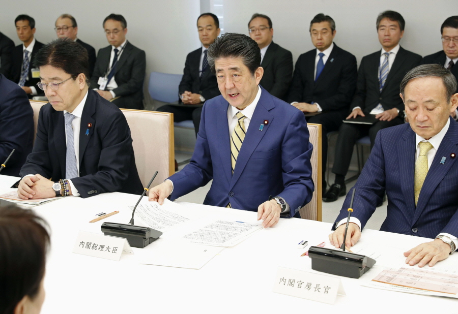 아베 신조(가운데) 일본 총리가 1일 도쿄 총리관저에서 신종 코로나바이러스 대책본부 회의를 주재하고 있다.