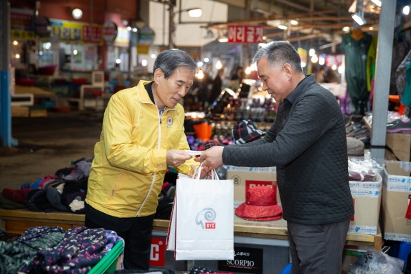 김병숙 한국서부발전 사장이 충남 태안군 서부시장에서 태안사랑 상품권을 이용해 물품을 구입하고 있다.