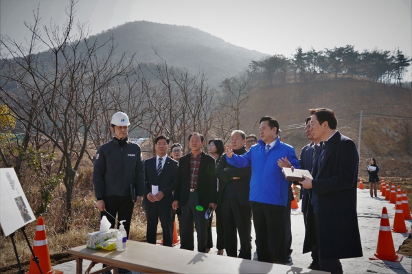 김두관 의원은 14일 21대  총선 예비후보 등록후 첫 일정으로 양산시 적계동 월라산업단지 조성 현장을 방문 진행상황을 점검하고 관계자들을 격려했다 (사진=김 의원실)