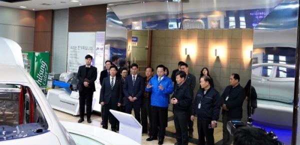 김두관 의원은 14일, 코로나 19로 인해 현대자동차의 생산 중단으로 어려움을 겪고 있는 양산시 소주동 자동차 부품생산업체 (주)성우하이텍 공장을 방문, 상황을 살펴보고 관계자들을 격려했다.