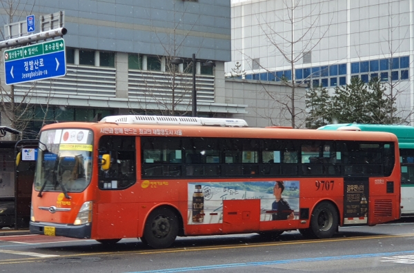 ◇정발산역 인근의 버스정류장에 정차한 광역버스. (사진=이준혁 기자)