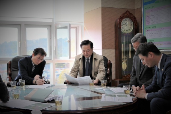 김두관 의원이 19일 양산시 웅상 출장소를 찾아 현황을 점검하고, '웅상 종합행정타운'을 조성하겠다고 밝혔다. (사진 =김의원실)