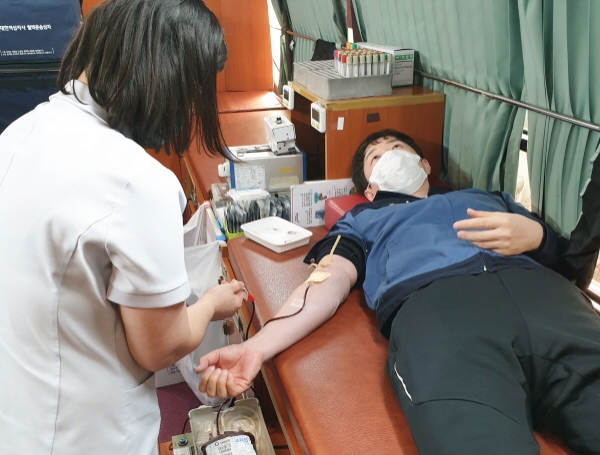한국남부발전 직원이 혈액수급난 극복을 위한 헌혈을 하고 있다.