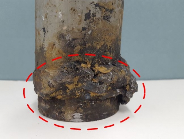 사용시설 입상관 용접을 하면서 수준이하의 덧씌우기 용접으로 일반인의  육안으로도 확연하게 구분할 수 있는 용접불량 발견(58개소)