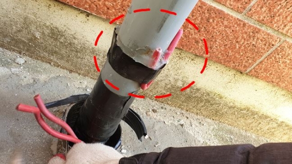 짧은 로케팅와이어를 연결하지 않고 입상보호관 외부에서 정상으로 보이기 위해 토막난 와이어를 이용해 눈속임으로 시공한 모습