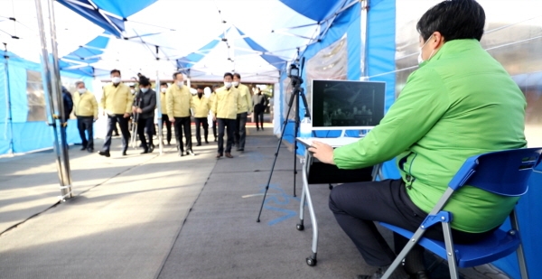 한국마사회가 전국 36개 모든 사업장을 운영 중단하고, 전체 사업장과 인근지역에 대한 특별 방역활동을 일제히 실시했다. 사진은 경마공원 고객 출입구에 마련된 열화상카메라 집중측정센터