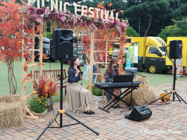 한국마사회는 매년 가을 시민들을 위해 ‘플라워 피크닉 페스티벌’을 개최한다. 사진은 축제 기간에 진행된 버스킹 공연 코너(2019.09.21)(자료:한국마사회) ⓒ스트레이트뉴스