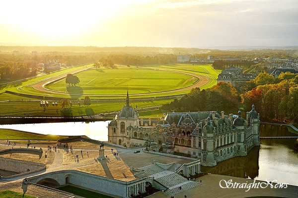 세계에서 가장 아름다운 경주 트랙 중 하나로 불리는 프랑스 샹틸리 경마장(Chantilly Racecourse). 1897년 건설됐으며, 파리에서 북쪽으로 30마일 떨어진 곳에 위치해 있다.(자료:architecturaldigest by Lionel Lourdell) ⓒ스트레이트뉴스