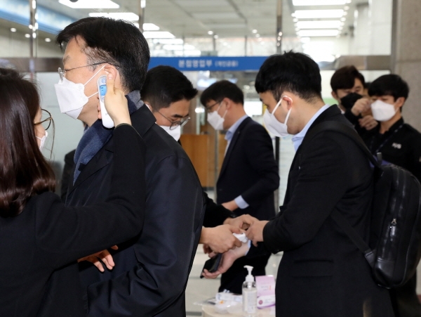 수협중앙회가 본사 로비를 출입하는 직원들을 대상으로 체온 측정을 실시하고 있다.