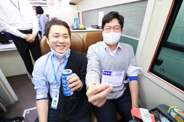 동아오츠카 임직원이 신종 코로나바이러스 감염증(코로나19) 확산으로 발생한 혈액 수급난을 지원하기 위해 헌혈에 동참하고 있다