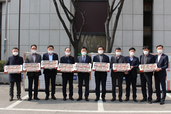 곽민섭 농협목우촌 대표이사(왼쪽 네 번째부터), 김재기 NH농협무역 대표이사, 함용문 농협파트너스 대표이사 등 관계자들이 4일 NH농협무역 서울 강동구 본사에서 딸기생산농가를 돕기 위한 딸기나눔행사를 실시하며 기념촬영을 하고 있다. (사진=NH농협무역)