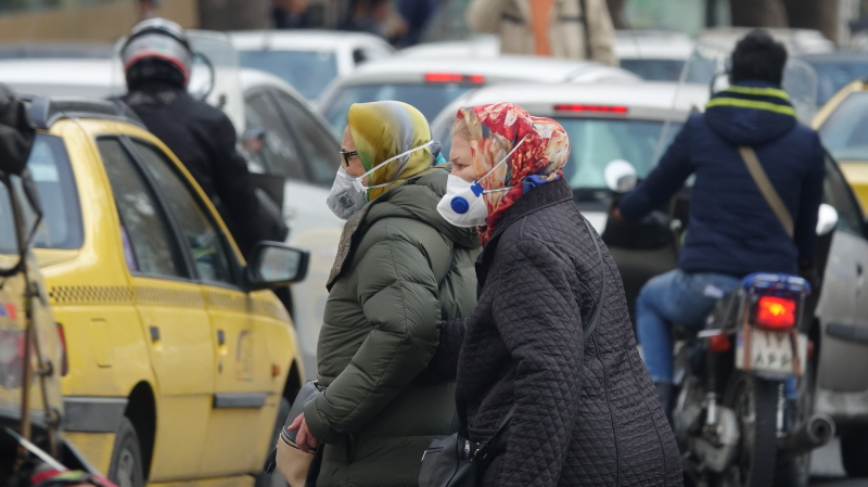 마스크를 쓰고 외출한 테헤란 시민들.