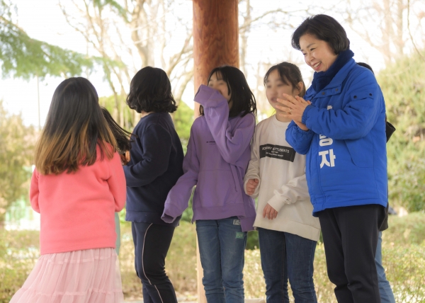 양향자 국회의원후보(더불어민주당, 광주 서구을)이 세계 여성의날 112주년을 맞아 여학생들과 대화의시간을 갖고 있다. (사진=양 후보 캠프)