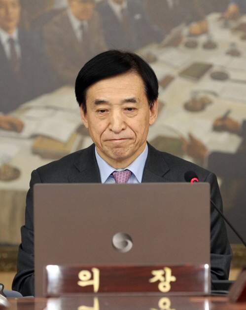 이주열 한국은행 총재가 16일 서울 중구 한국은행에서 열린 금융통화위원회를 주재하고 있다.