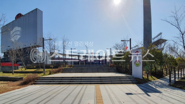 ◇외야석 방향의 7출입구 앞에서 촬영한 '광주-기아챔피언스필드' 입구. (사진=이준혁 기자)
