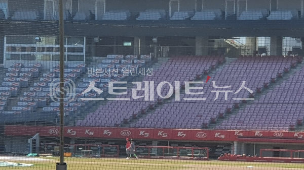◇'광주-기아챔피언스필드' 그라운드에서 직원 두 명이 걷고 있다. (사진=이준혁 기자)