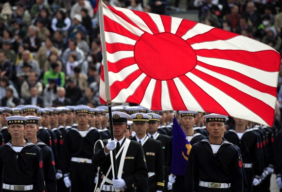 일본 해상 자위대가 지난해 10월 14일 도쿄 아사카 훈련장에서 사열행사를 갖고 있다. 일본은 군국주의 상징인 욱일기를 앞세우며 군사대국화 야욕을 드러내고 있다. EPA 연합뉴스
