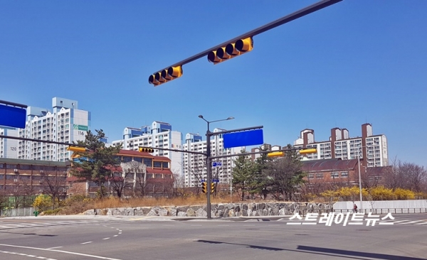 '시흥장현 영무예다음'의 서쪽 6차로 도로 건너편에 자리한 진말초등학교와 장곡중학교. @스트레이트뉴스