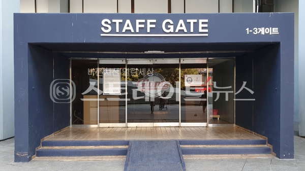 ◇사직야구장의 스태프게이트(Staff Gate)는 29일 오후 방문 당시 열리는 일이 없었다. (사진=이준혁 기자)