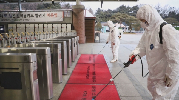 한국마사회가 '코로나19' 확산 차단을 위해 서울 경마공원을 포함한 전체 사업장 임시 운영 중단조치를 4월 23일까지 2주 추가 연장하기로 했다. 사진은 경마장내 코로나19 예방 활동 모습/제공=한국마사회.